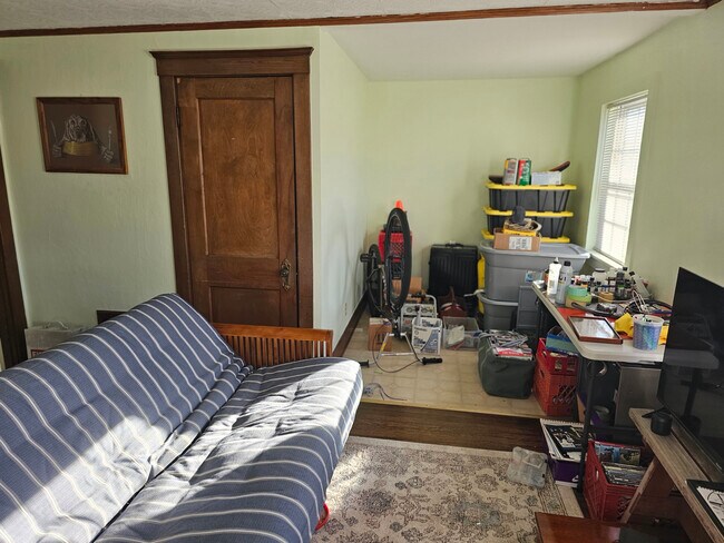 Sala de estar llena de basura - 1 Page St