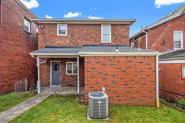 Building Photo - Stunning 3 bedroom home in Turtle Creek av...