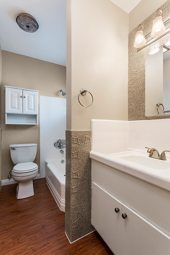 Cuarto de baño modernos Finishings - 7240 Bright Avenue - The Villas at Uptown