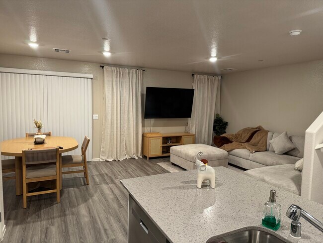 Foto del edificio - 6086 Lily Gdn St