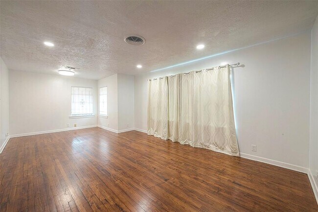 Building Photo - 8815 Shady Dr