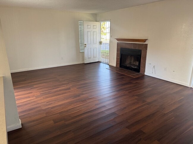 Foto del edificio - 2 bed 2 bath with 2 car garage