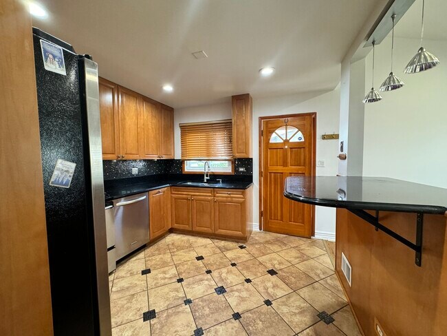 Building Photo - 7156 W Niles Ave