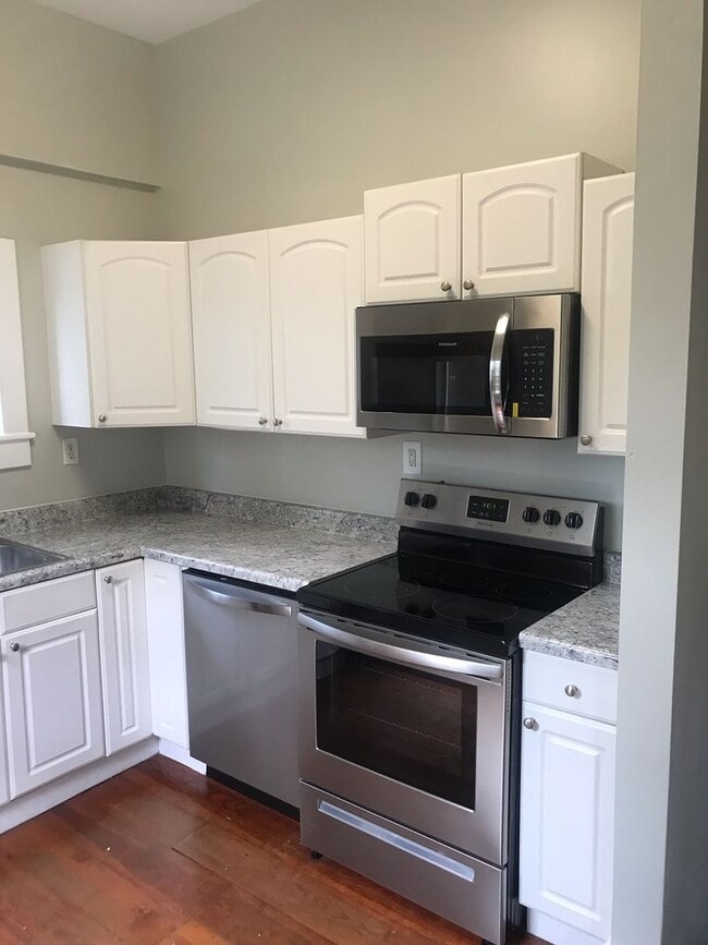 Building Photo - Historic East Side District Apartment