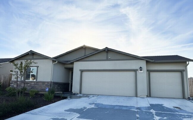 Foto del edificio - Beautiful 4-Bedroom Home in the Wyndham Estates Neighborhood of Redding! READY FOR MOVE IN!
