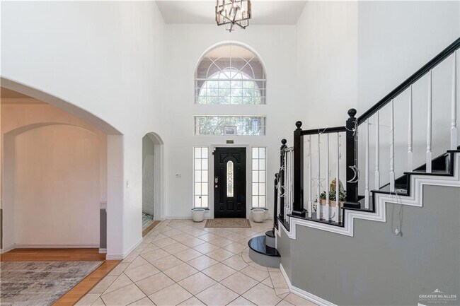Building Photo - 3003 El Jardin St