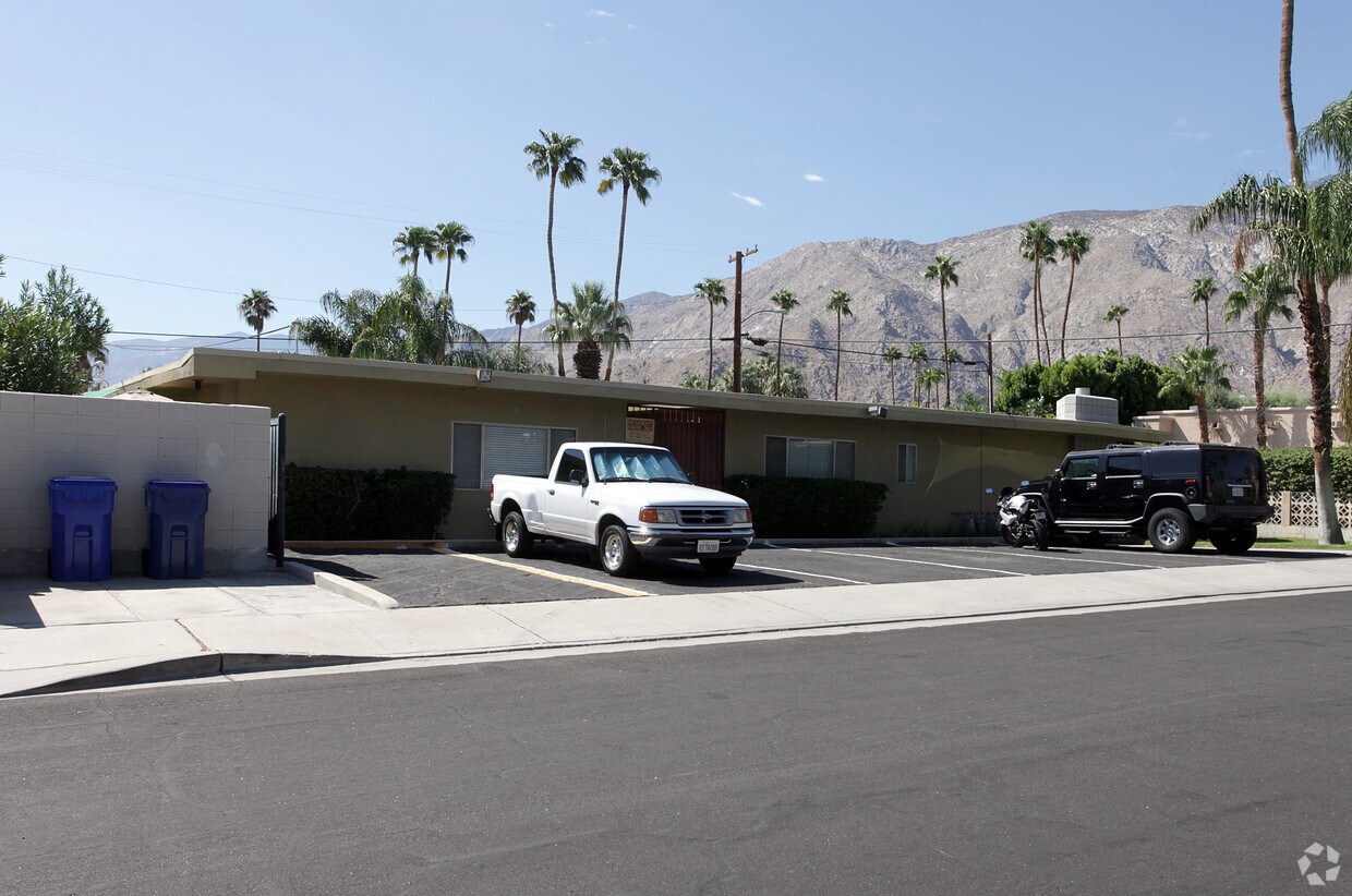 Foto principal - 1540 N Chaparral Rd