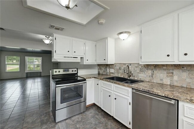Foto del edificio - 5616 Oak Blvd