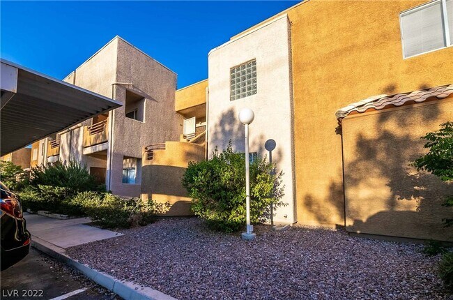 Building Photo - 6877 Tamarus St