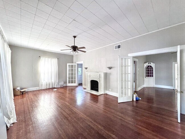 Building Photo - 410 Burleson St
