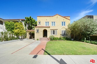 Building Photo - 942 N Croft Ave