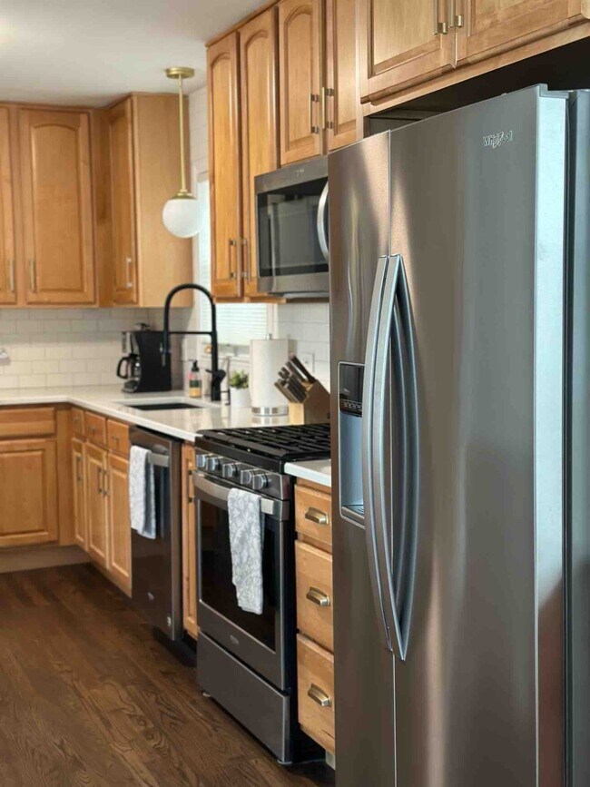 Building Photo - Spacious Main-Floor 2-Bedroom, 1.5-Bath Home