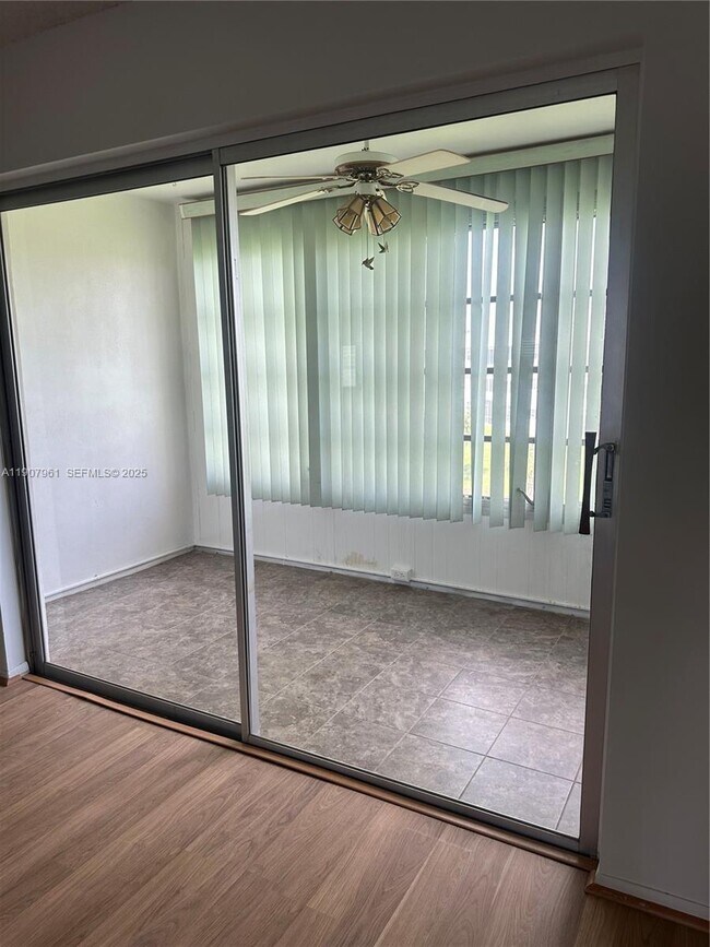 Foto del edificio - 8110 Sunrise Lakes Blvd