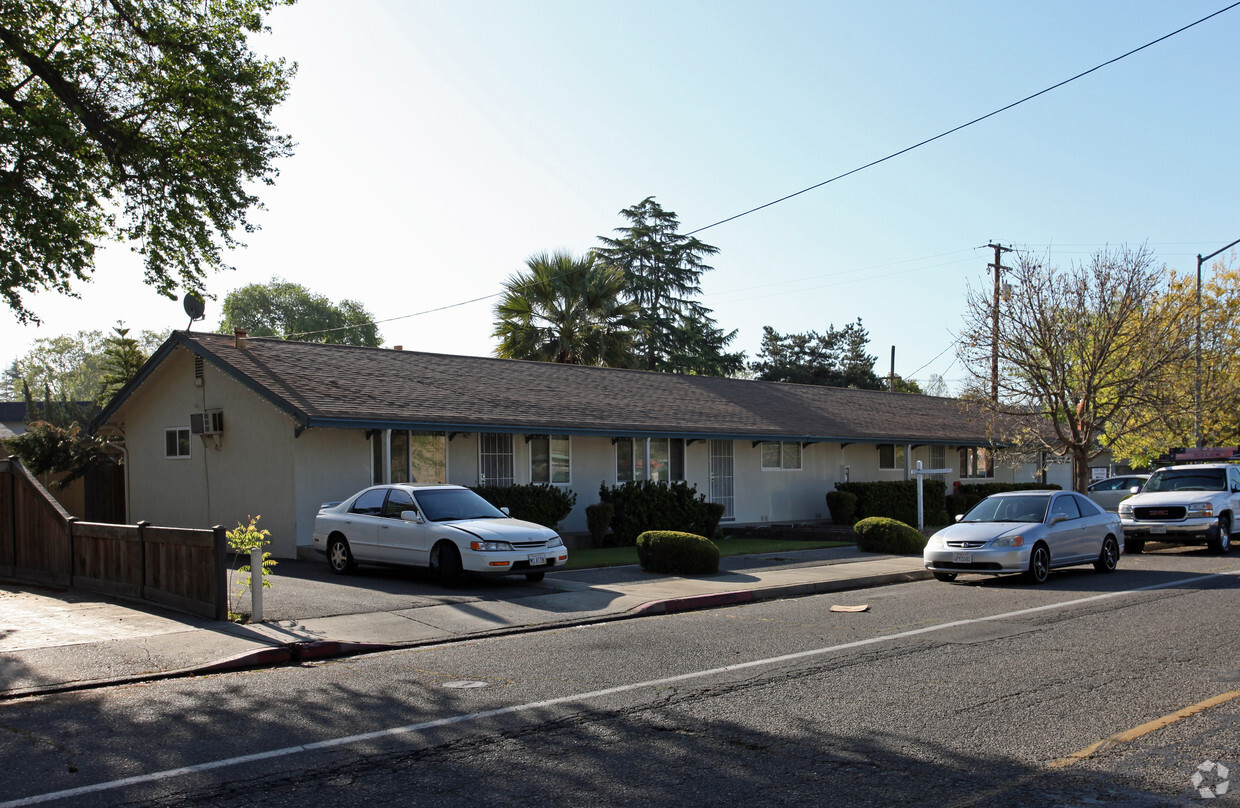 Primary Photo - Garden Court Apartments