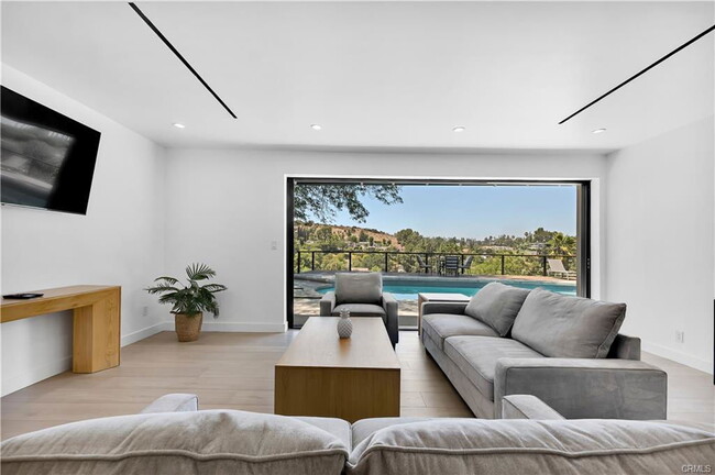Building Photo - 17072 Oak View Dr