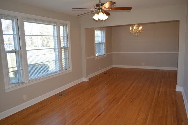 Foto del edificio - 2807 Emery Dr