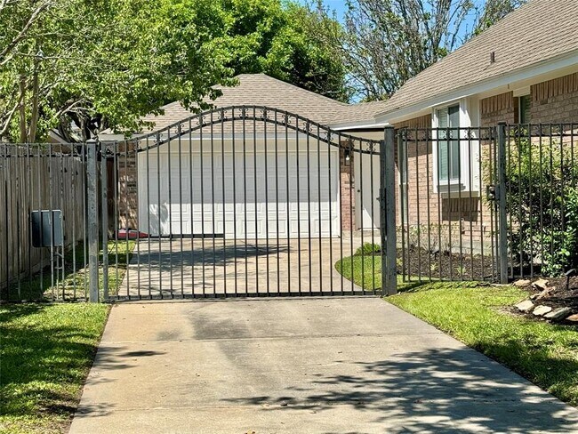 Building Photo - 16934 Laguna Springs Dr