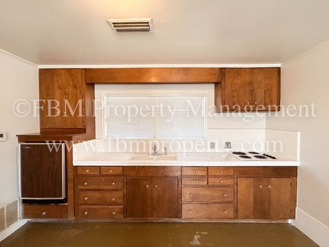 Building Photo - 2200 Country Club Rd