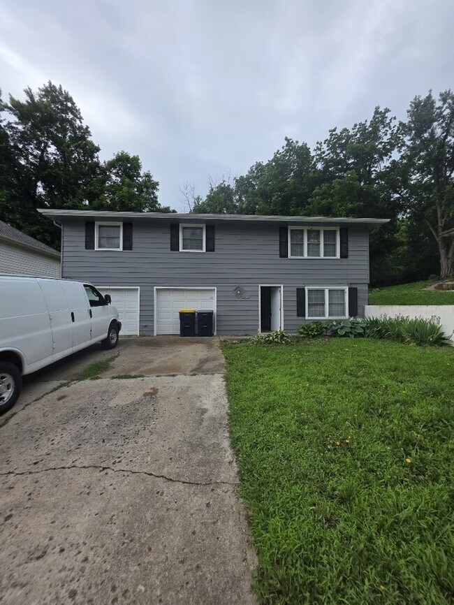 Foto del edificio - Beautiful 4 bedrooms and 1 bath home located on NE 38th St in Kansas City, MO
