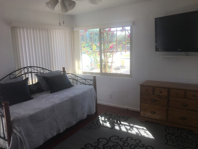 Foto del edificio - 579 S Highland Dr