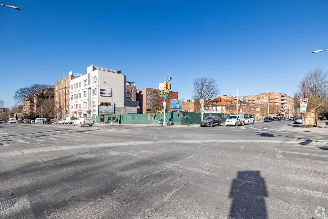 Primary Photo - 141-61 Northern Blvd