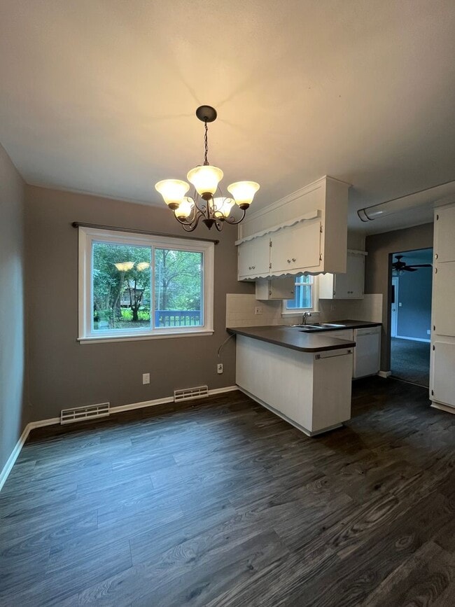 Building Photo - 1103 E Willow Dr