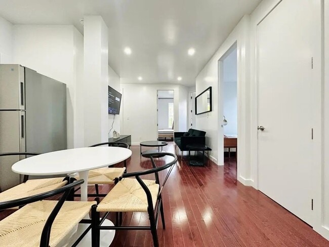 Foto del edificio - Furnished room/NOT APARTMENT