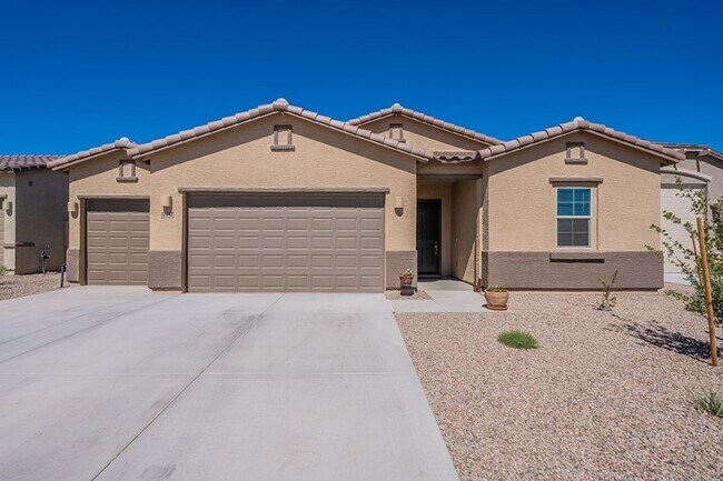 Foto del edificio - Bright & Spacious 4-Bed Home with 3-Car Ga...