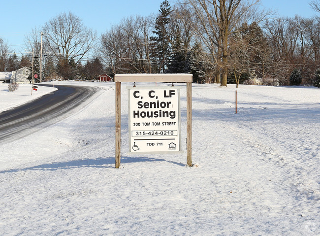 Building Photo - Emerald Court Apartments