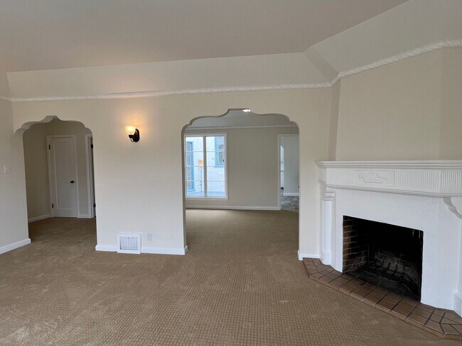 Building Photo - ENTIRE HOME-LARGE 2 Bed, 1.5 bath w/ Forma...