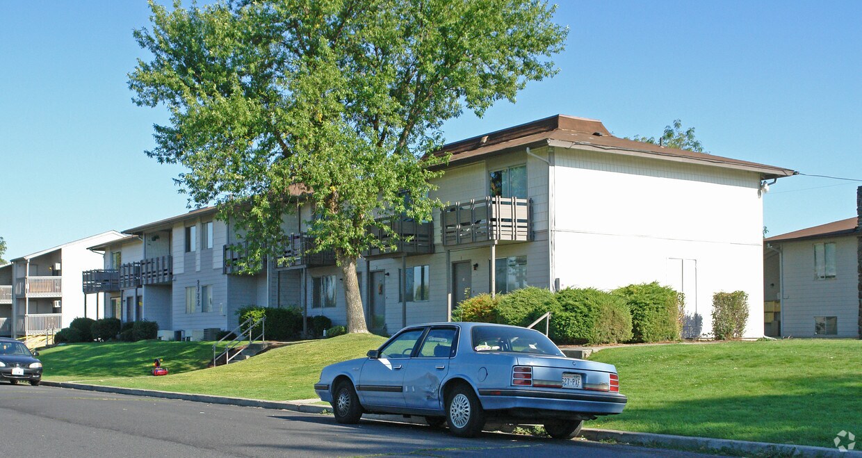 Primary Photo - 2702-2722 E South Riverton Ave