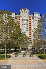 Building Photo - 8220 Crestwood Heights Dr