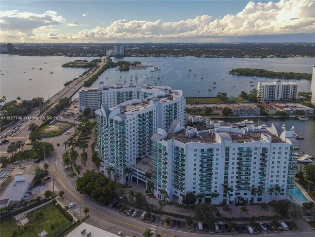 Foto del edificio - 7910 Harbor Island Dr