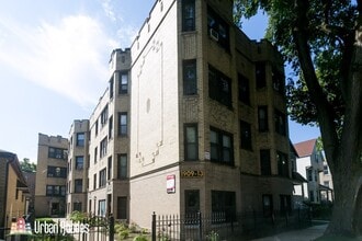 Building Photo - 1913 W Larchmont Ave