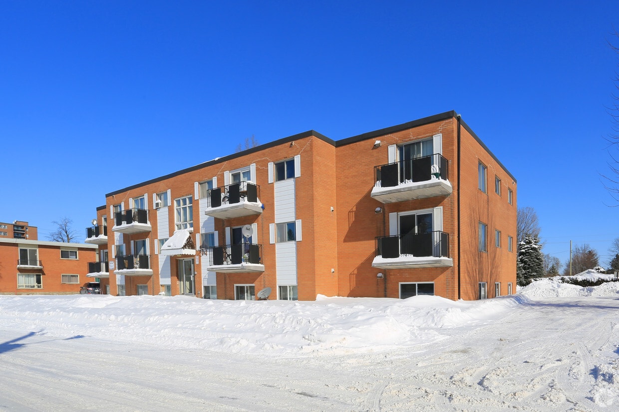 Building Photo - 140 Kipling Ave
