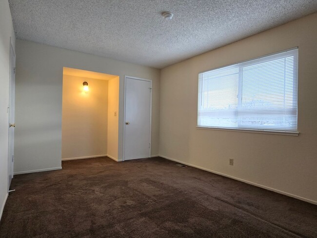 Foto del edificio - Remodeled 2-Story Townhome, A/C, Newer Kit...