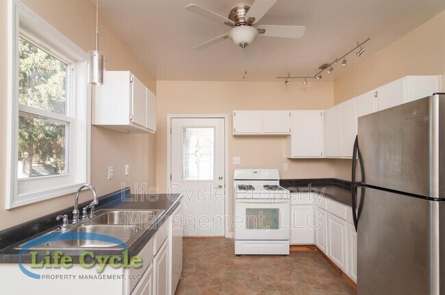 Building Photo - 533 Hopson St  NE