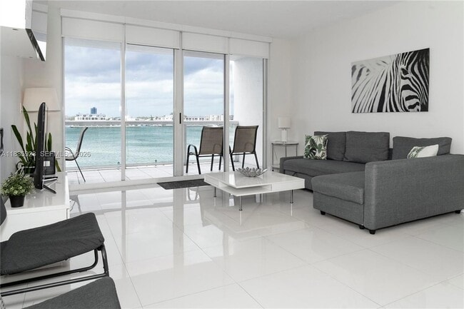 Foto del edificio - 17050 N Bay Rd