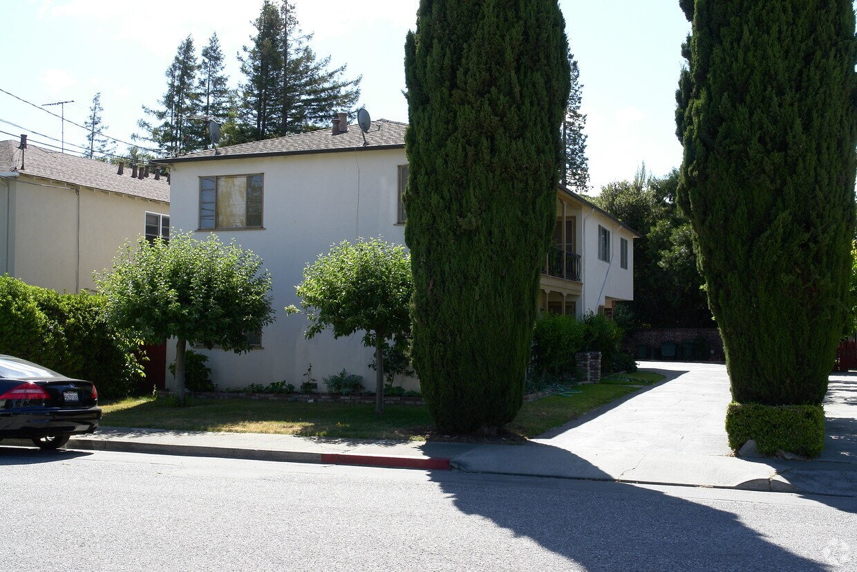 Primary Photo - 935 Oak Ln