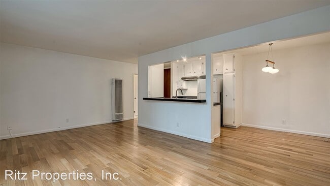 Building Photo - 2542 N Beachwood Dr
