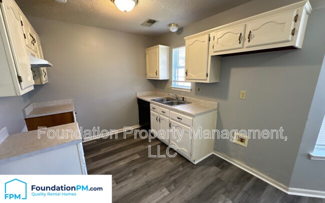 Building Photo - 1090 Cambrain Dr