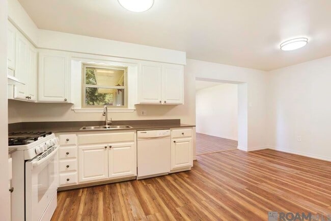 Foto del edificio - 911 Hatchell Ln