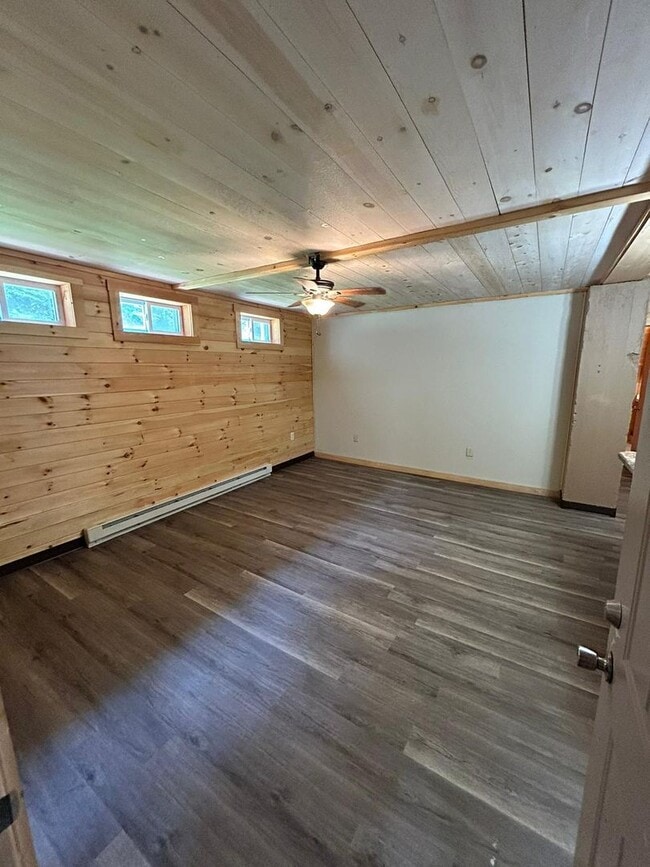 Building Photo - 480 Spruce Hollow Rd