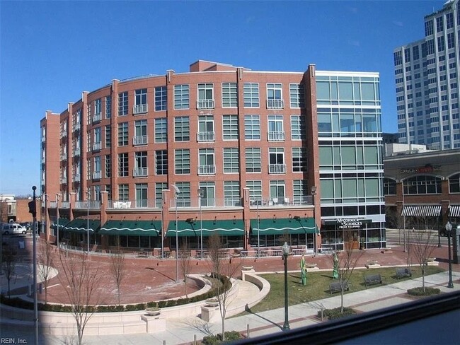 Foto del edificio - Loft Living at Town Center in Virginia Beach!