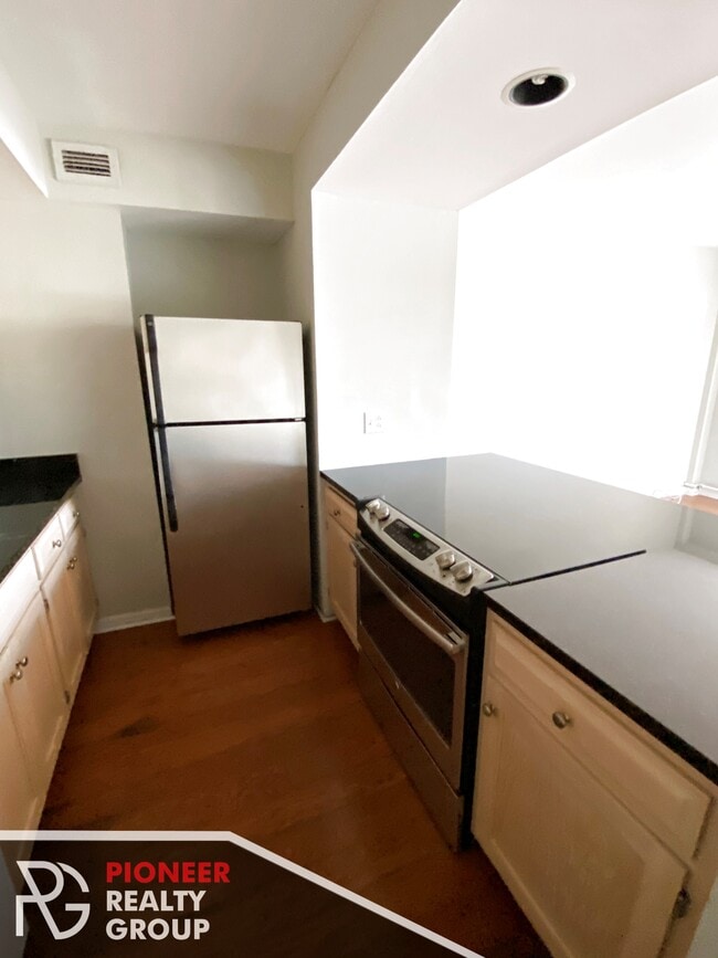 Building Photo - 429 W Wellington Ave