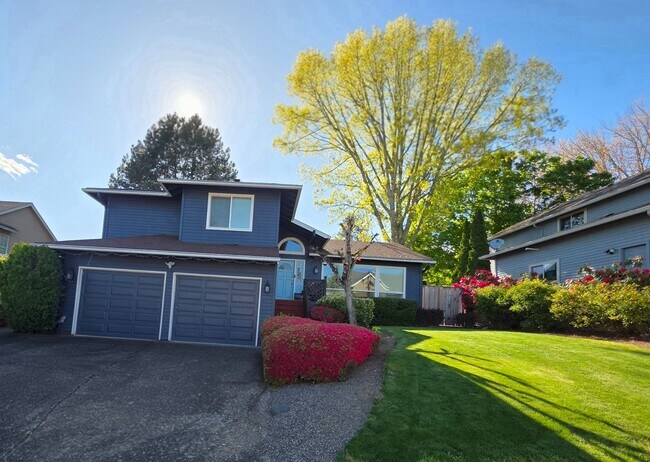 Foto del edificio - Charming 3 Bedroom Split-Level Home with Multiple Living Rooms & Spacious Back Yard