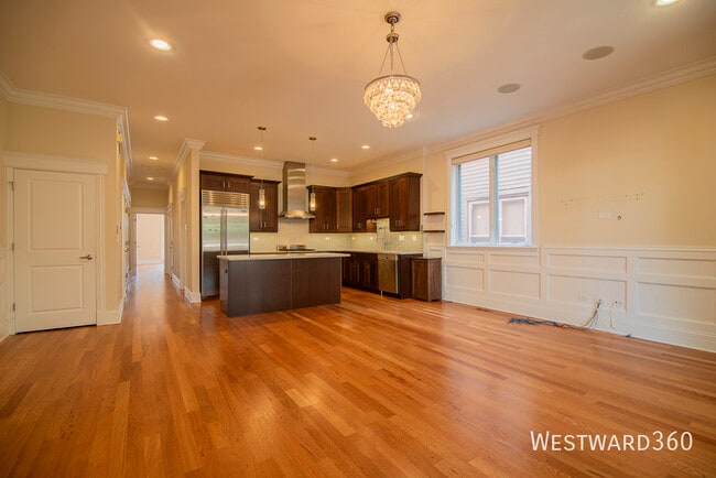 Building Photo - 639 W Briar Pl