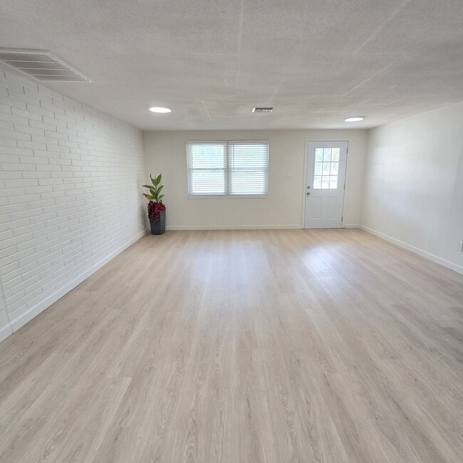 Building Photo - 3/2.5/1 Beautifully Updated Crystal River Home with Carport, Garage & Fenced Yard