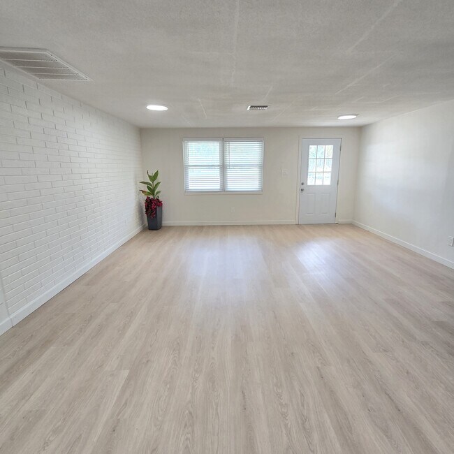 Foto del edificio - 3/2.5/1 Beautifully Updated Crystal River Home with Carport, Garage & Fenced Yard