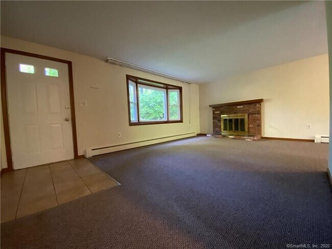 Sala de estar (pisos nuevos en más tarde foto) - 33 Greenes Ridge Rd